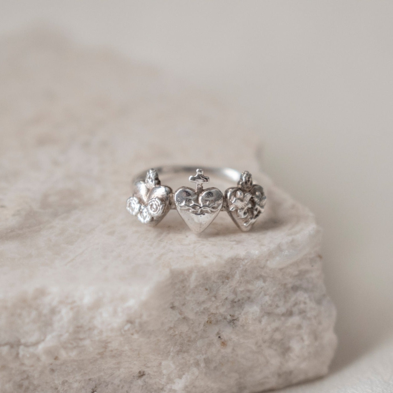 Anillo plata tres corazones sagrados sobre piedra