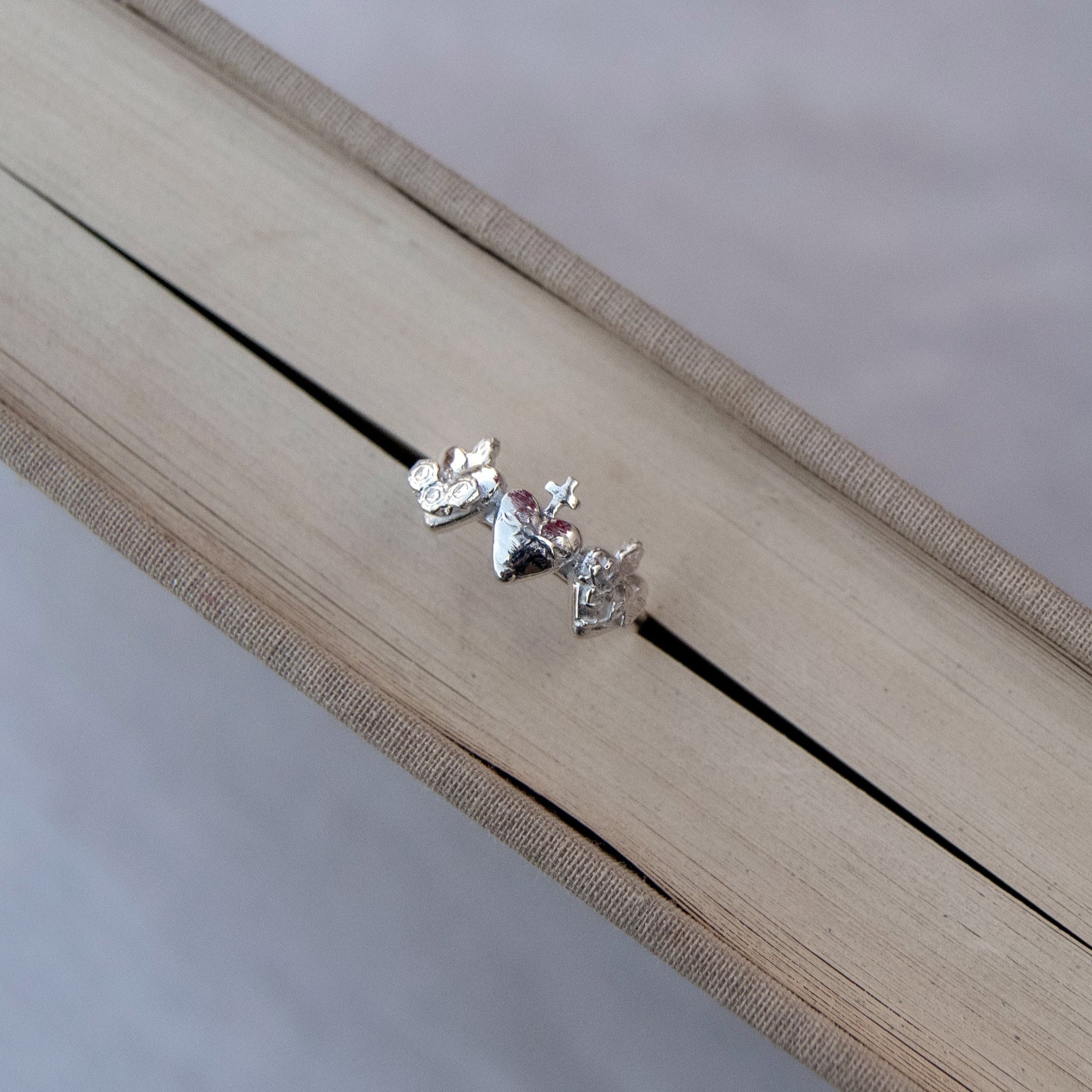 Anillo plata tres corazones sagrados entre hojas libro
