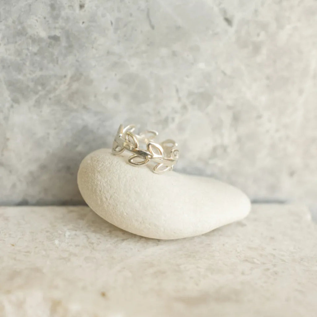 anillo plata olivo sobre piedra