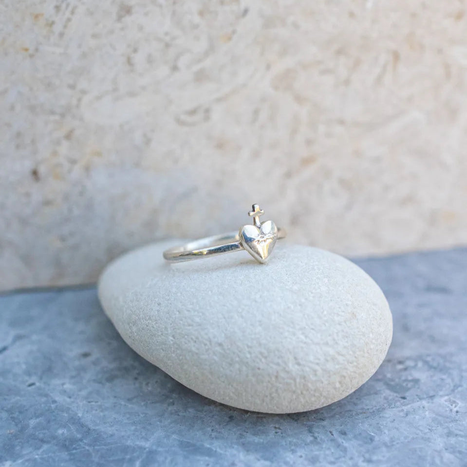 Anillo Corazon Sagrado de plata sobre piedra