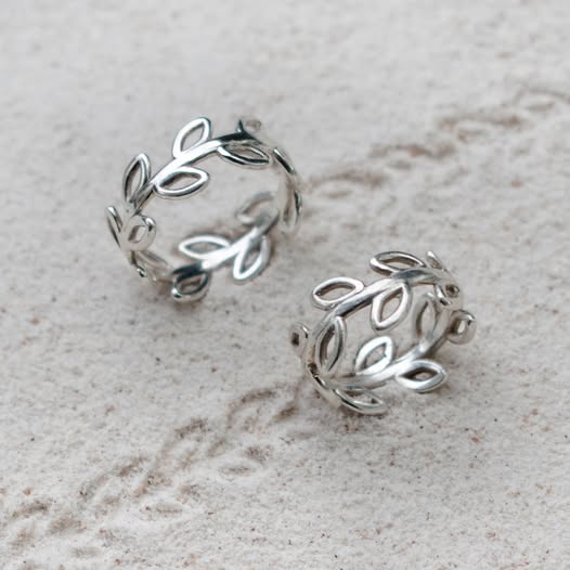 anillo plata olivo sobre arena