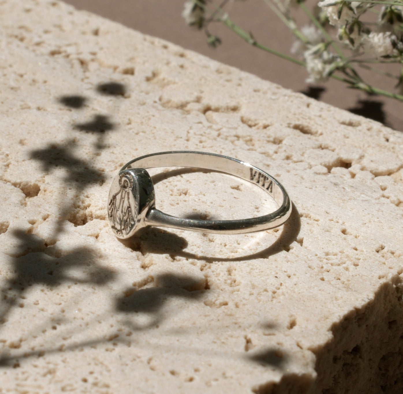 anillo de plata virgen maria con inscripcion
