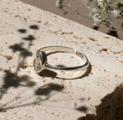 anillo de plata virgen maria con inscripcion