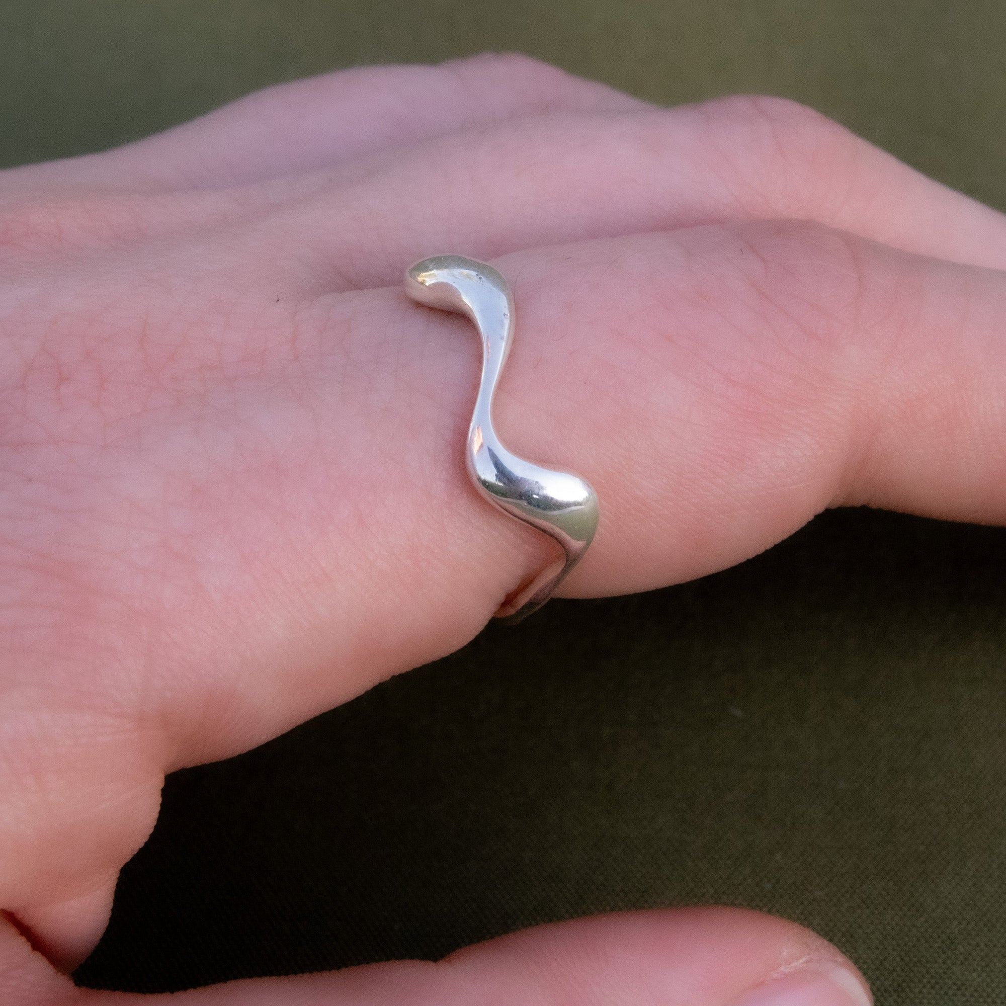 anillo de plata ondulado, simulando mar