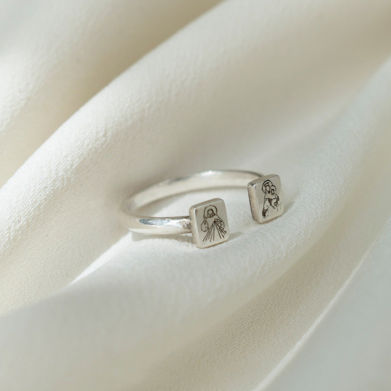anillo plata escapulario ajustable Virgen del Carmen y el Señor de la Divina Misericordia